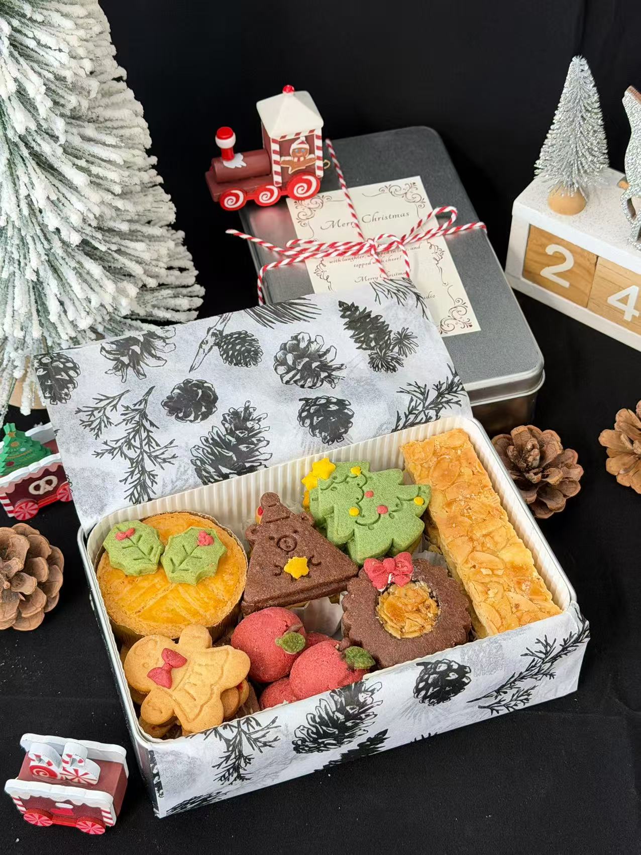 Artisan Christmas Cookies (Tin Box) (available from December)
