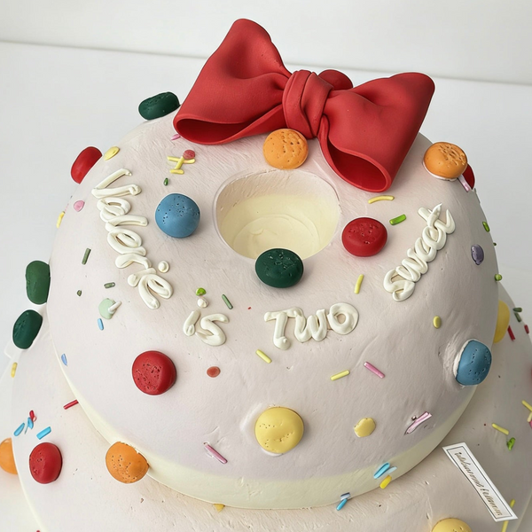 Donut-Shaped Cake 甜甜圈